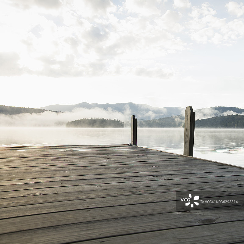 美国纽约普莱西德湖的雾气湖泊码头图片素材