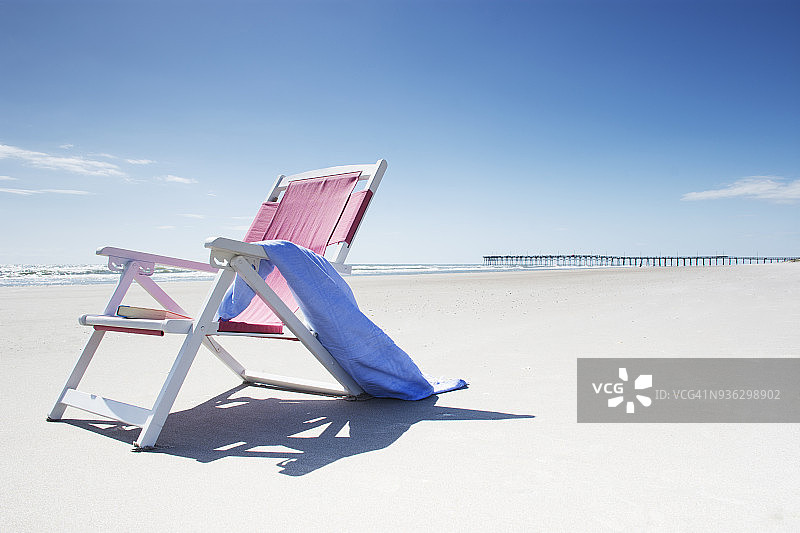大西洋沙滩上带毛巾的躺椅图片素材