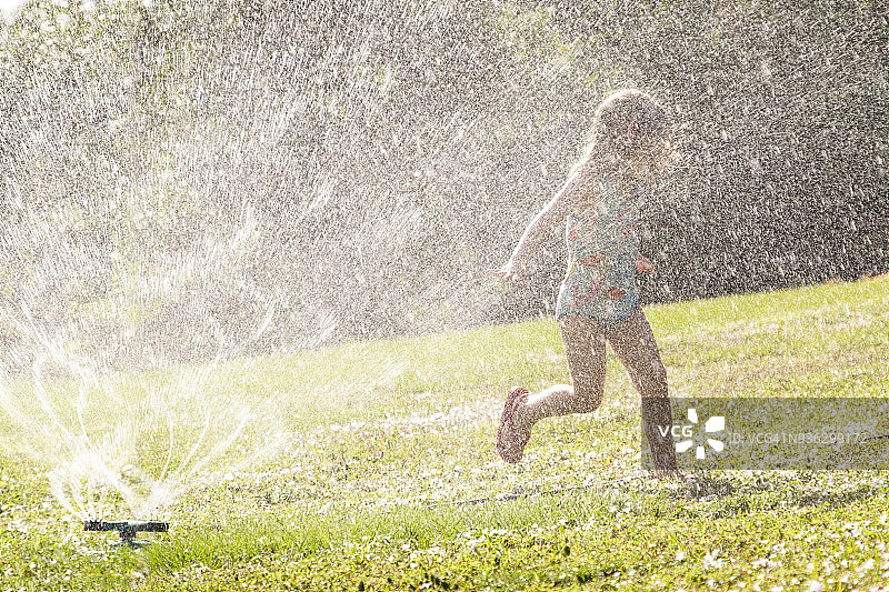 在草坪上玩洒水器的女孩（4-5岁）图片素材