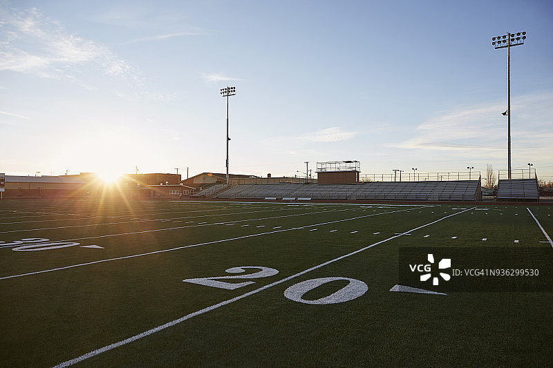 夕阳下绿茵场上的四十码线图片素材