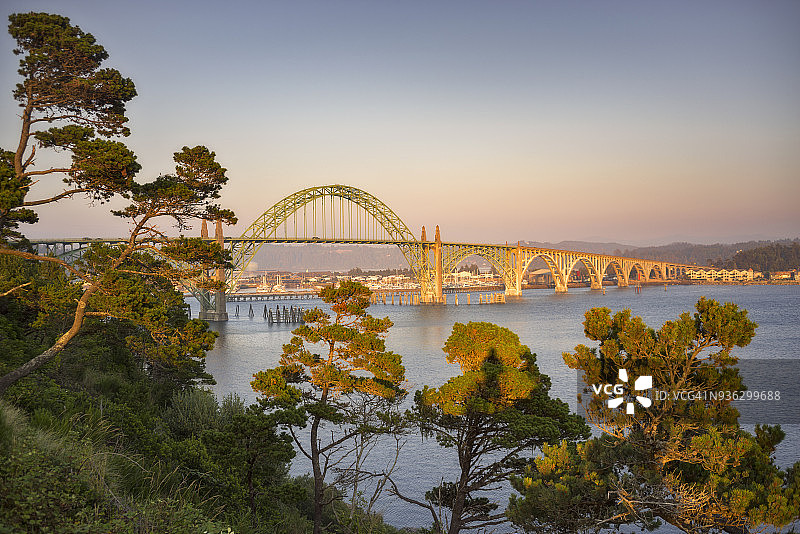 美国俄勒冈州纽波特日落时分的河上桥梁图片素材