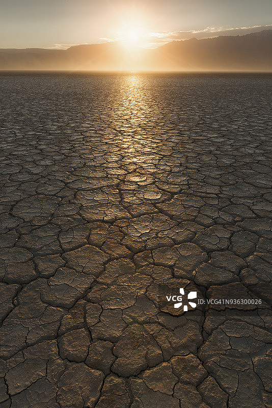 美国俄勒冈州阿尔沃德沙漠日落时分的龟裂土壤图片素材