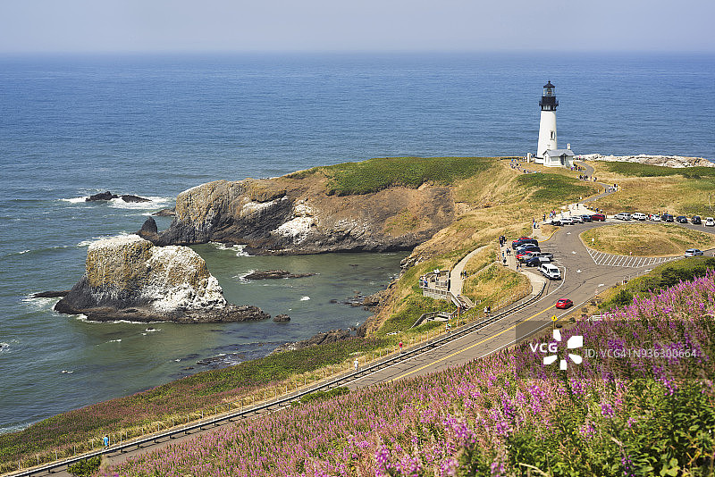 美国俄勒冈州亚基纳角灯塔，海边灯塔的航拍图图片素材