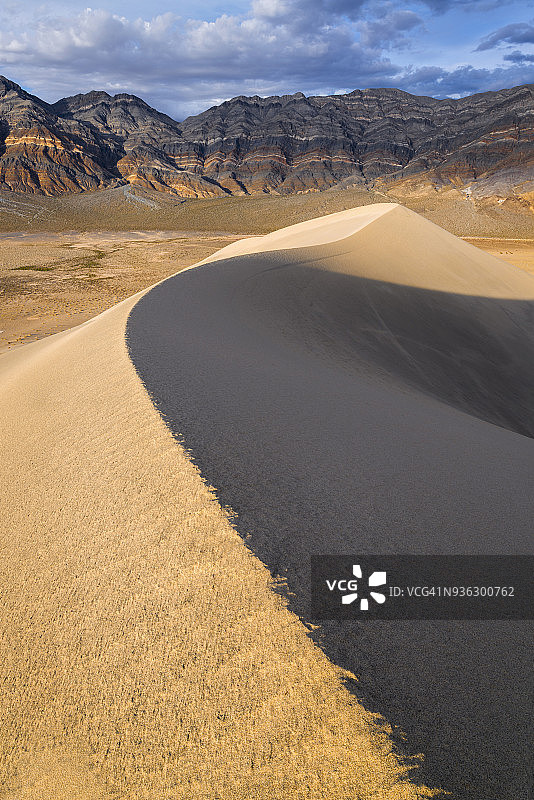 美国加利福尼亚州死亡谷国家公园，尤里卡沙丘，沙丘和山脉图片素材