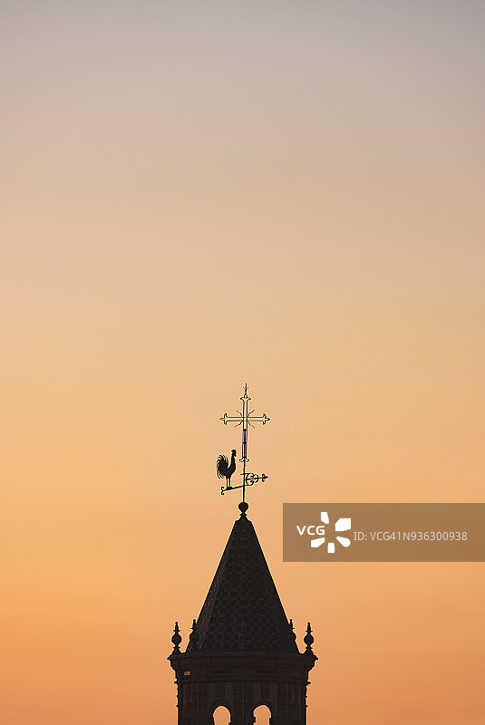 西班牙塞维利亚教堂钟楼的剪影图片素材