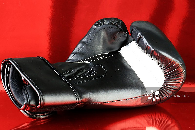 红色背景上的比赛拳击手套图片素材