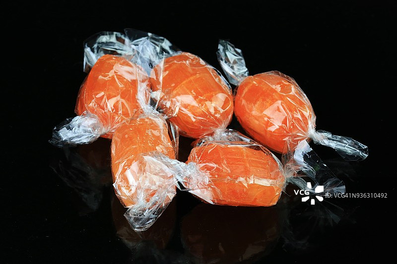 独立包装的橙色糖果图片素材