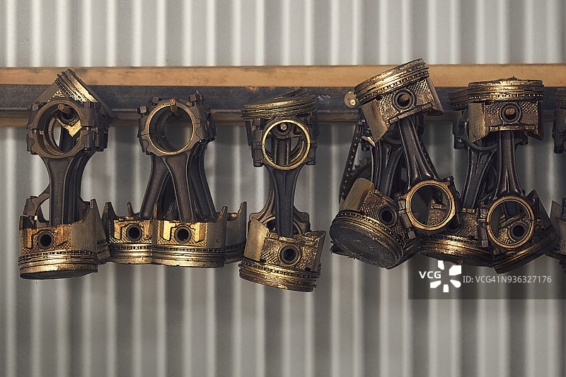 波纹棚墙上悬挂的车辆活塞图片素材