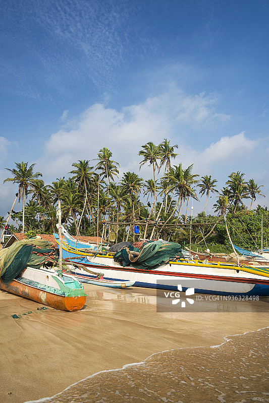 斯里兰卡南部省马塔拉韦利格默海滩上的渔船图片素材