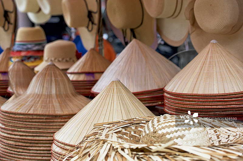 越南市场上的斗笠堆图片素材
