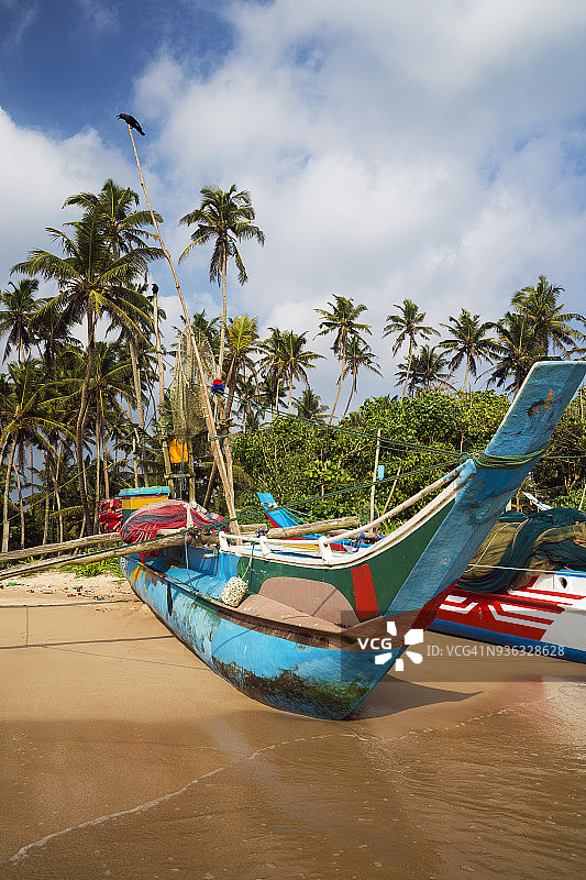 斯里兰卡南部省马塔拉韦利格默海滩上的渔船图片素材