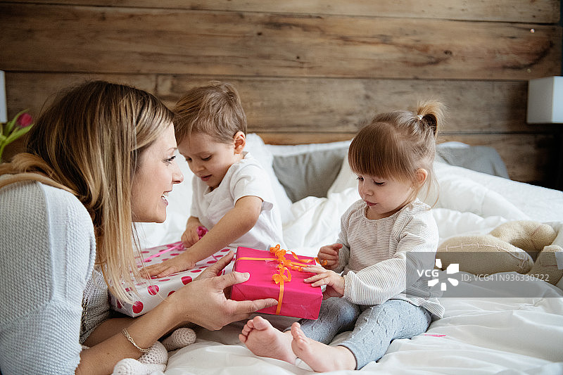 母亲节收到礼物图片素材