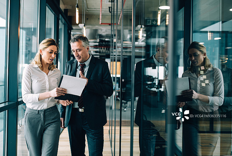 企业家会见年轻女商人图片素材