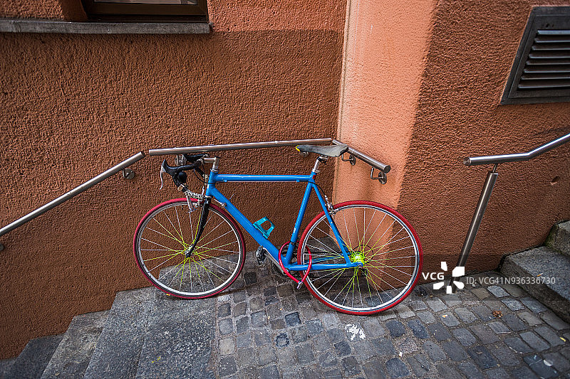 停靠在苏黎世市中心建筑旁的彩色自行车图片素材