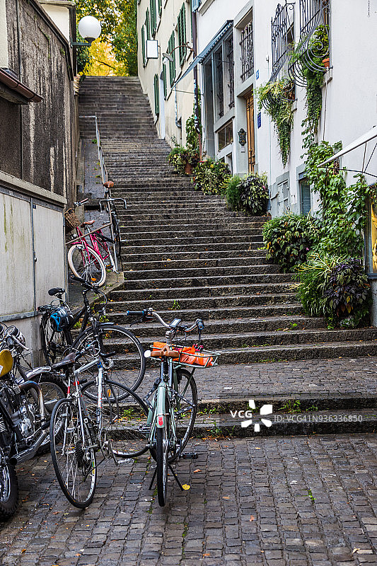 苏黎世老城区楼梯底部的自行车图片素材
