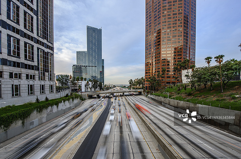 黄昏时分的洛杉矶与交通图片素材