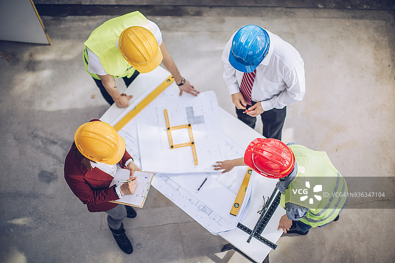 建筑工人检查施工进度图片素材