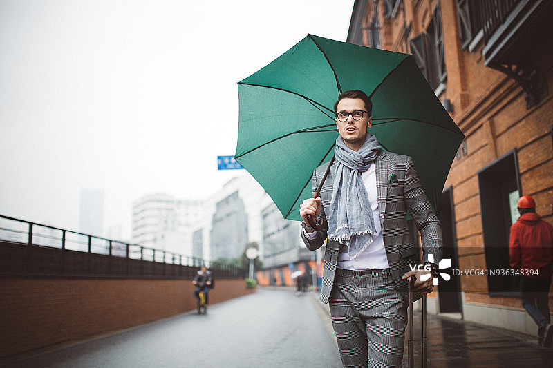 手提箱的英俊男人图片素材