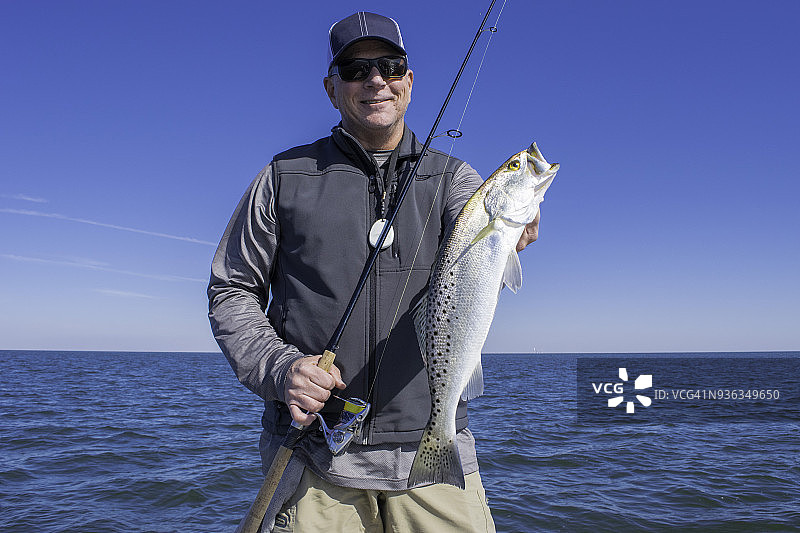 渔夫抱着大鱼图片素材