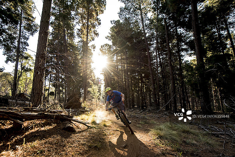 男人在马朱拉松树山地自行车公园骑行图片素材