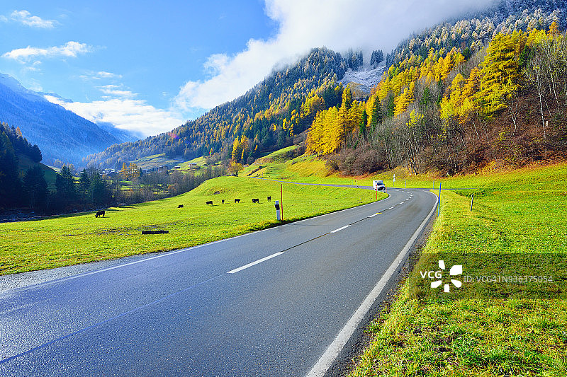 瑞士阿尔卑斯山谷的高速公路图片素材