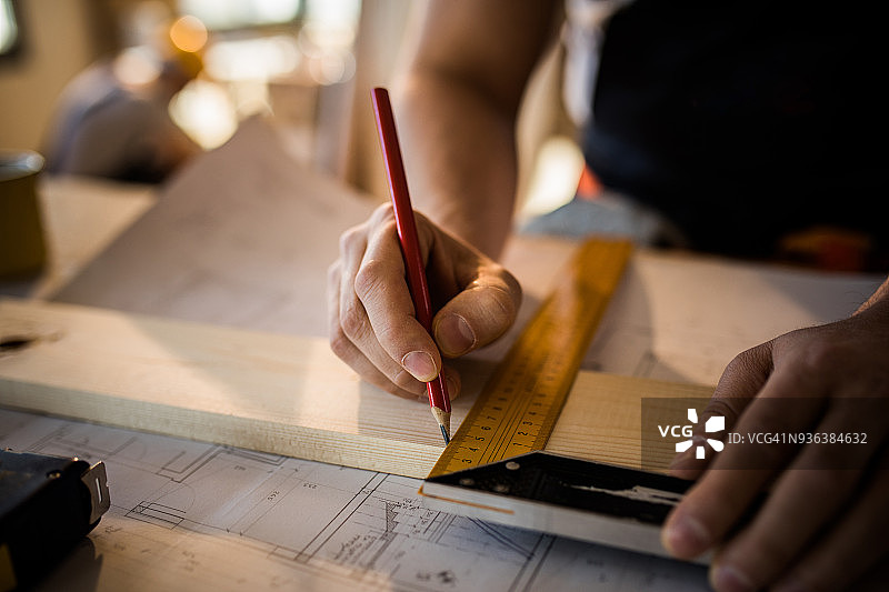 工人正在木板上绘画特写图片素材