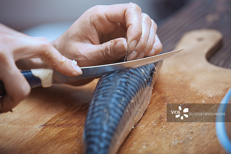 女厨师准备鱼食的手部特写图片素材