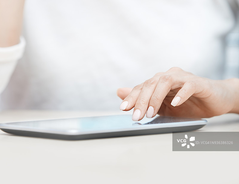 在办公室使用平板电脑的女商人图片素材