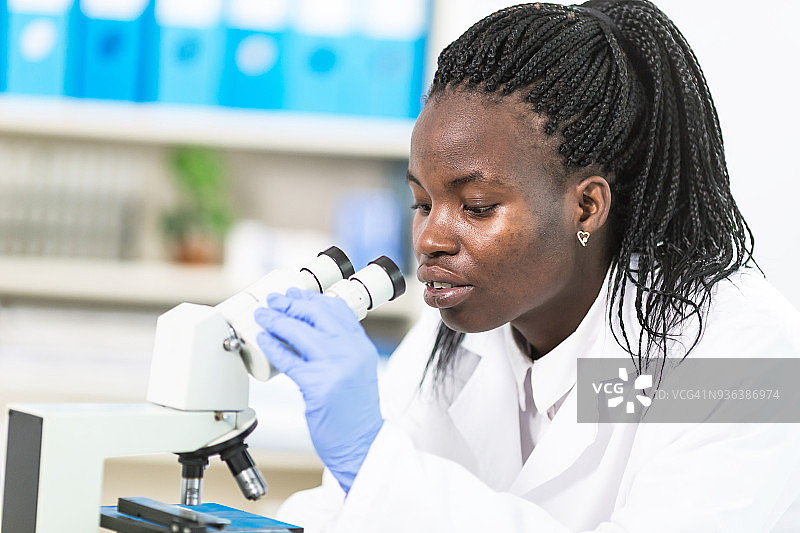 女实验员使用显微镜图片素材