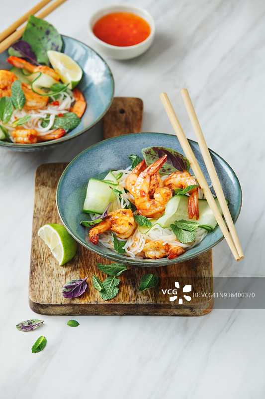 鲜虾面条沙拉配辣椒和酸橙调味料图片素材