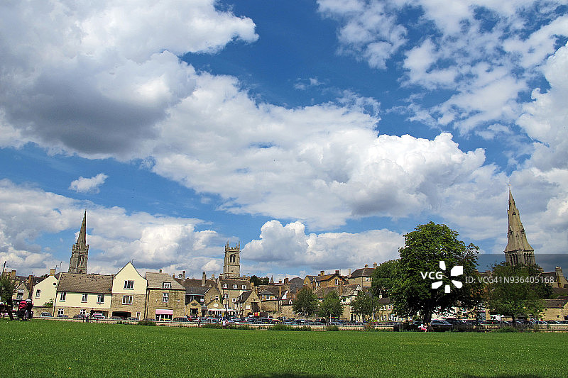 晴朗夏日里的斯坦福天际线图片素材