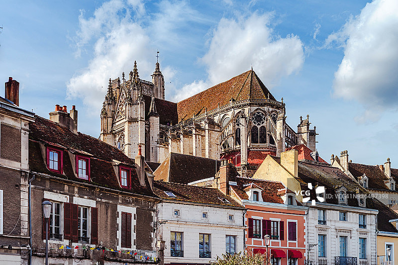 欧塞尔圣艾蒂安大教堂春日景观，法国图片素材