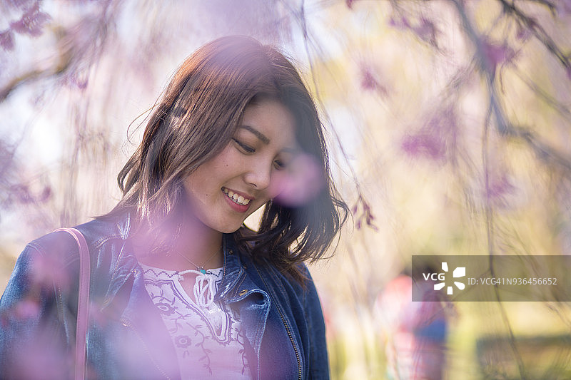 十几岁的女孩凝视着四月的新生活图片素材