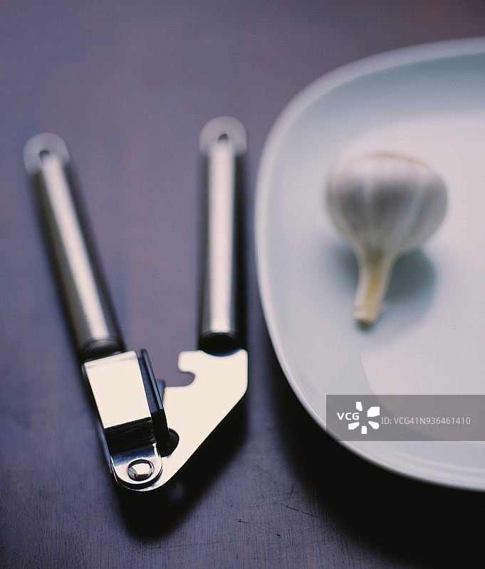 银色蒜泥研磨器和大蒜图片素材