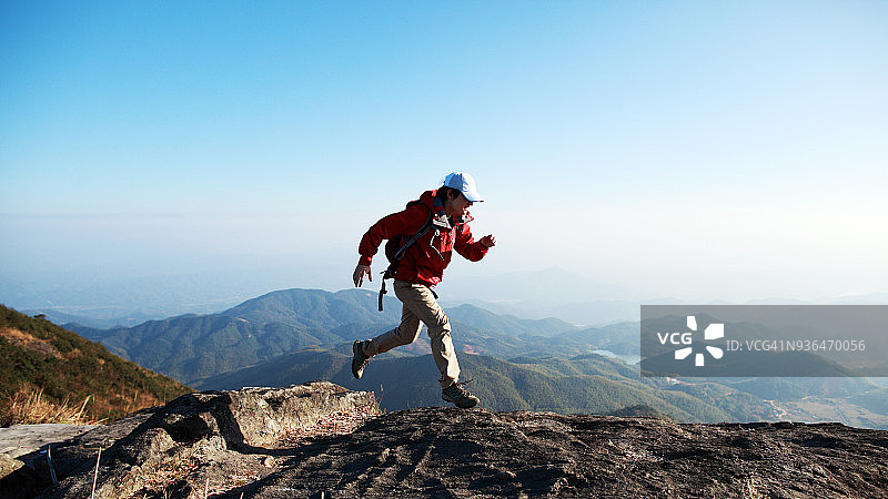 年轻男人在山脊上跑步图片素材