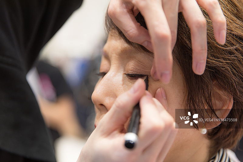 年长的日本妇女化妆图片素材