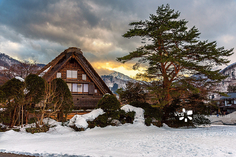 日本白川乡和五箇山历史村落：白川乡冬季的合掌造村落，世界遗产图片素材