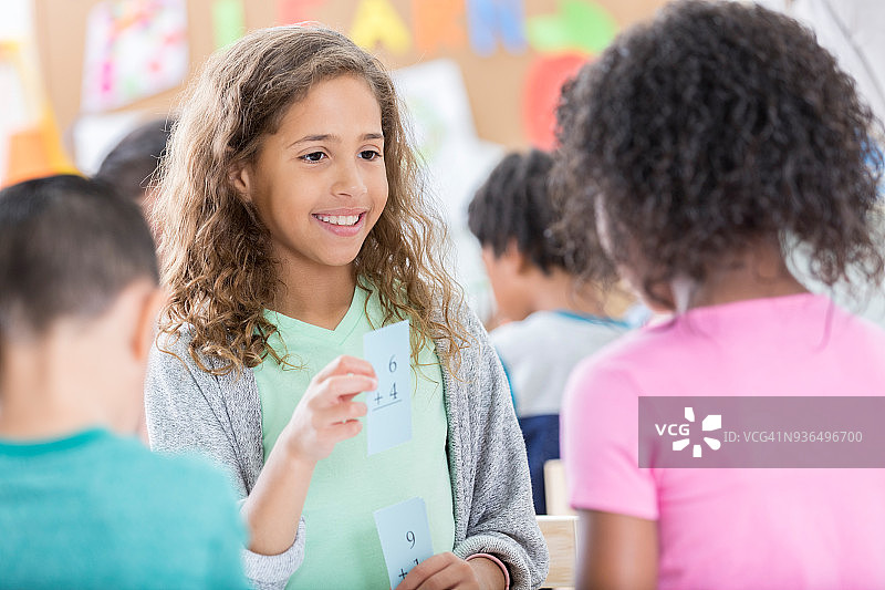 学生们一起学习数学图片素材