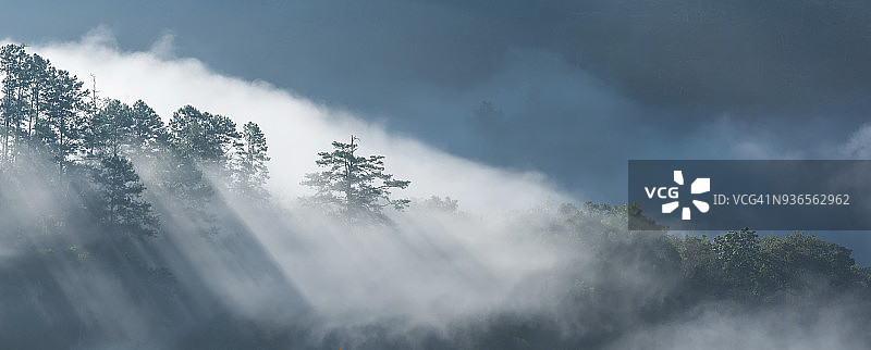 日出时分山间薄雾全景图片素材
