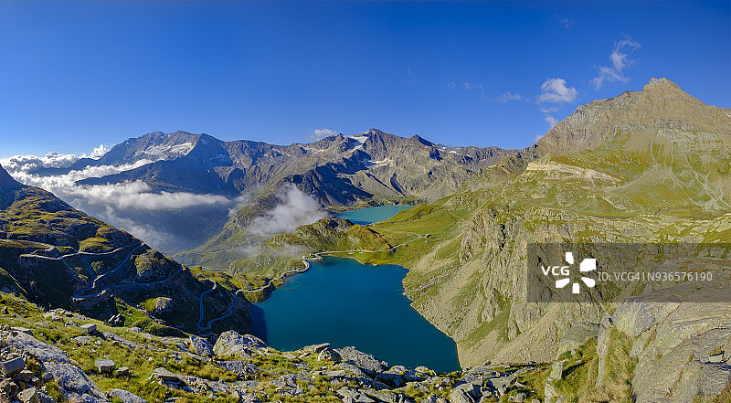 阿涅尔湖（前景）和塞吕湖，从尼沃莱山丘看到的两个水库，意大利皮埃蒙特格兰帕拉迪索国家公园图片素材
