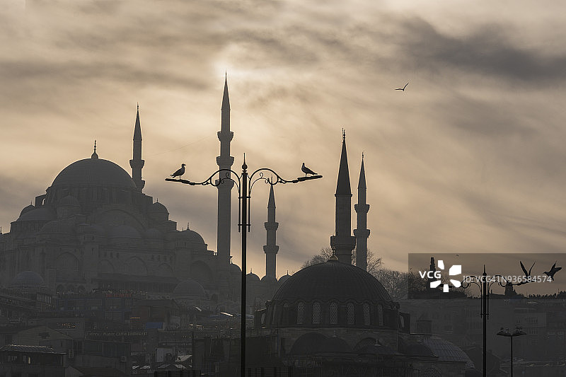 伊斯坦布尔日落时分的清真寺，法蒂赫区，土耳其图片素材