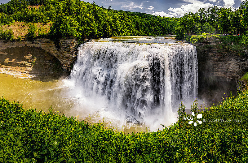 中间瀑布图片素材