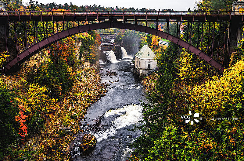 彩虹瀑布与奥塞布尔峡谷大桥图片素材