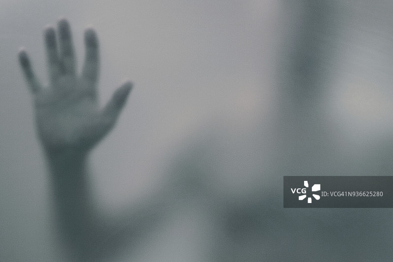 半透明玻璃后的人剪影图片素材