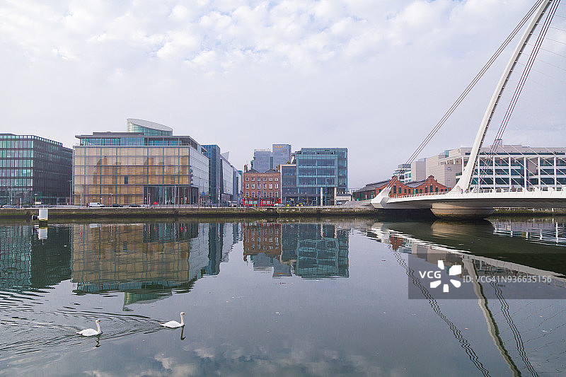 爱尔兰都柏林雾天的塞缪尔·贝克特桥图片素材