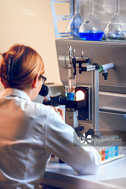 在实验室工作的女科学家图片素材