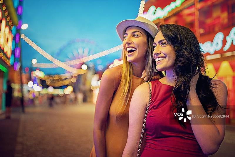 在游乐场里一起玩耍的快乐女孩们图片素材