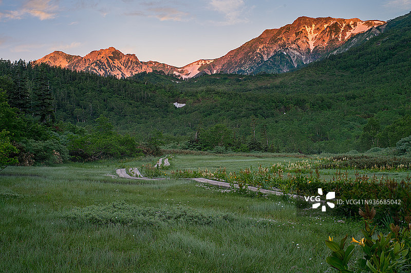 白马村的黎明图片素材