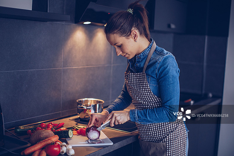 正在准备食物的美丽女人图片素材