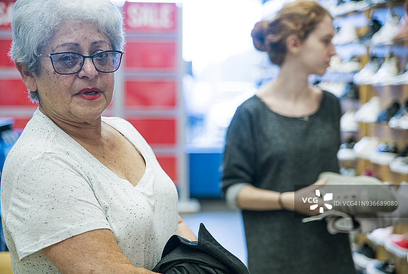 在商店购物的银发老妇与她的孙女图片素材